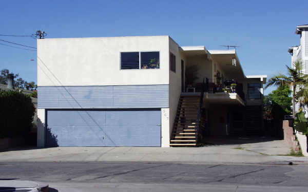 563 11th St in Hermosa Beach, CA - Building Photo