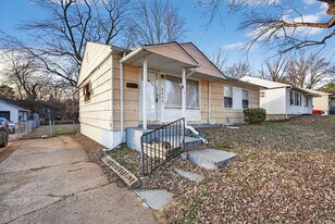 9855 Medford Dr in St. Louis, MO - Building Photo
