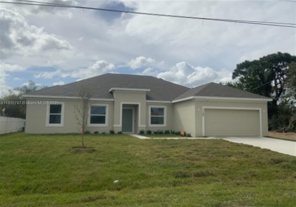 1142 SW Edinburgh Dr in Port St. Lucie, FL - Building Photo