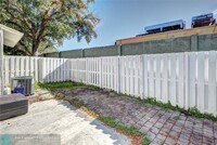 858 Crystal Lake Dr in Pompano Beach, FL - Foto de edificio - Building Photo