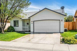 327 W Hesston St in Kuna, ID - Building Photo
