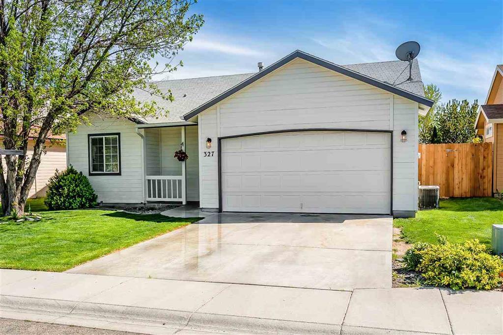 327 W Hesston St in Kuna, ID - Building Photo