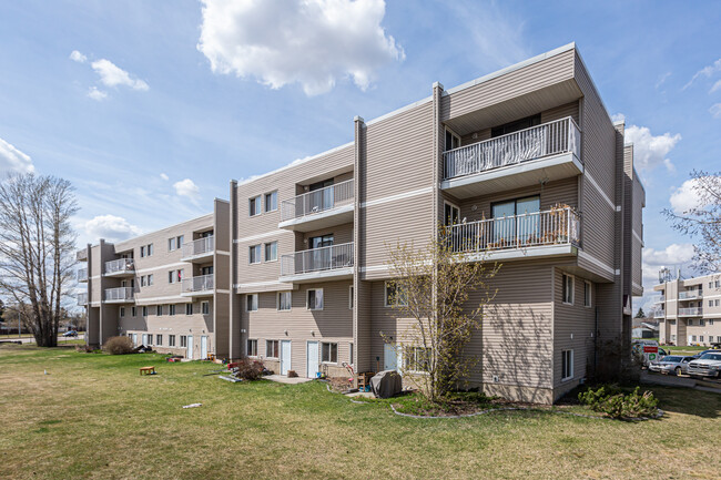 Riviera Gardens in Edmonton, AB - Building Photo - Building Photo