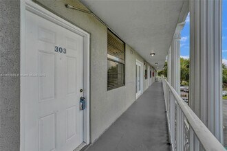 1502 Whitehall Dr, Unit 303 in Davie, FL - Building Photo - Building Photo