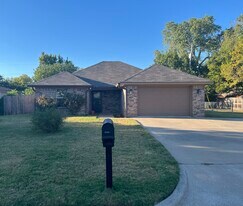 306 Lux Dr in Robinson, TX - Building Photo