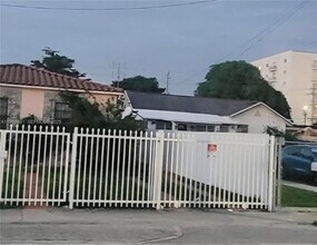 2245 NW 3rd St in Miami, FL - Foto de edificio - Building Photo