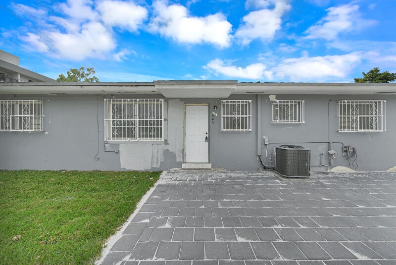 645 NE 149th St in Miami, FL - Foto de edificio