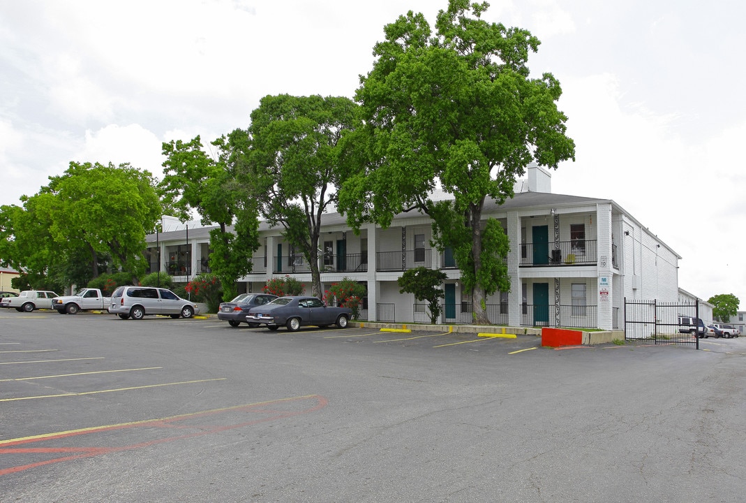 Arriba En Blanco in San Antonio, TX - Building Photo