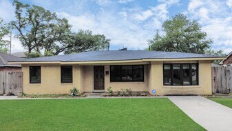 4821 Viking Dr in Houston, TX - Building Photo