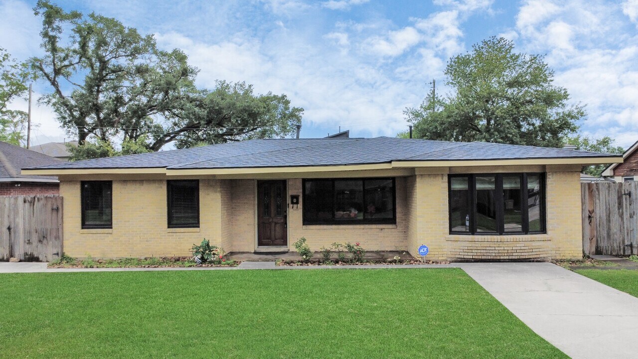 4821 Viking Dr in Houston, TX - Building Photo