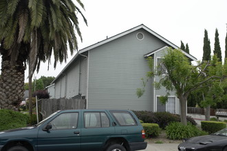 635 Blossom Way in Hayward, CA - Building Photo - Building Photo