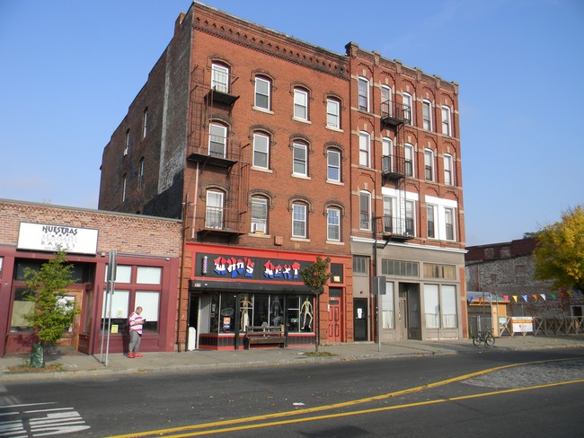 321-323 Main St in Holyoke, MA - Foto de edificio - Building Photo