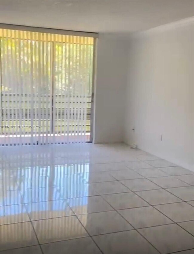 3490 Foxcroft Rd in Miramar, FL - Building Photo - Building Photo