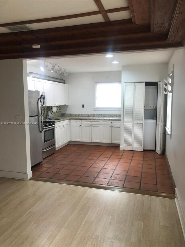 1100 SW 10th St-Unit -1100 in Miami, FL - Building Photo - Building Photo