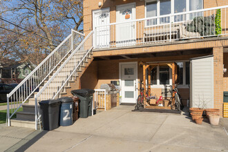 2301 Gerritsen Ave in Brooklyn, NY - Foto de edificio - Building Photo