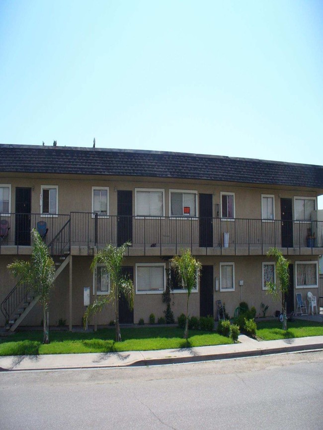 501 E St in Waterford, CA - Foto de edificio - Building Photo