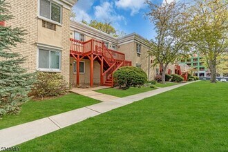 1 Lake Ave in East Brunswick, NJ - Building Photo - Building Photo