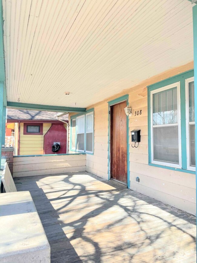 308 E 17th Ave in Hutchinson, KS - Building Photo - Building Photo