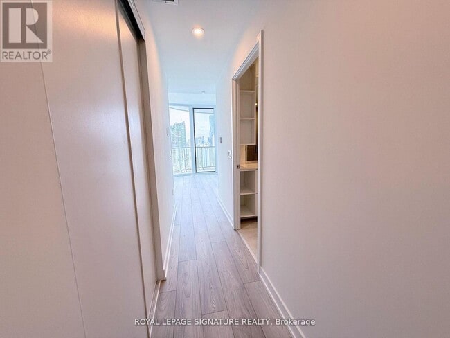 1 Fairview Rd E in Mississauga, ON - Building Photo - Building Photo