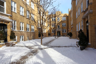 Rogers Park Courtyard in Chicago, IL - Building Photo - Building Photo