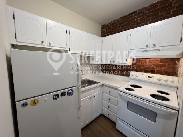 82 S Huntington Ave in Boston, MA - Building Photo