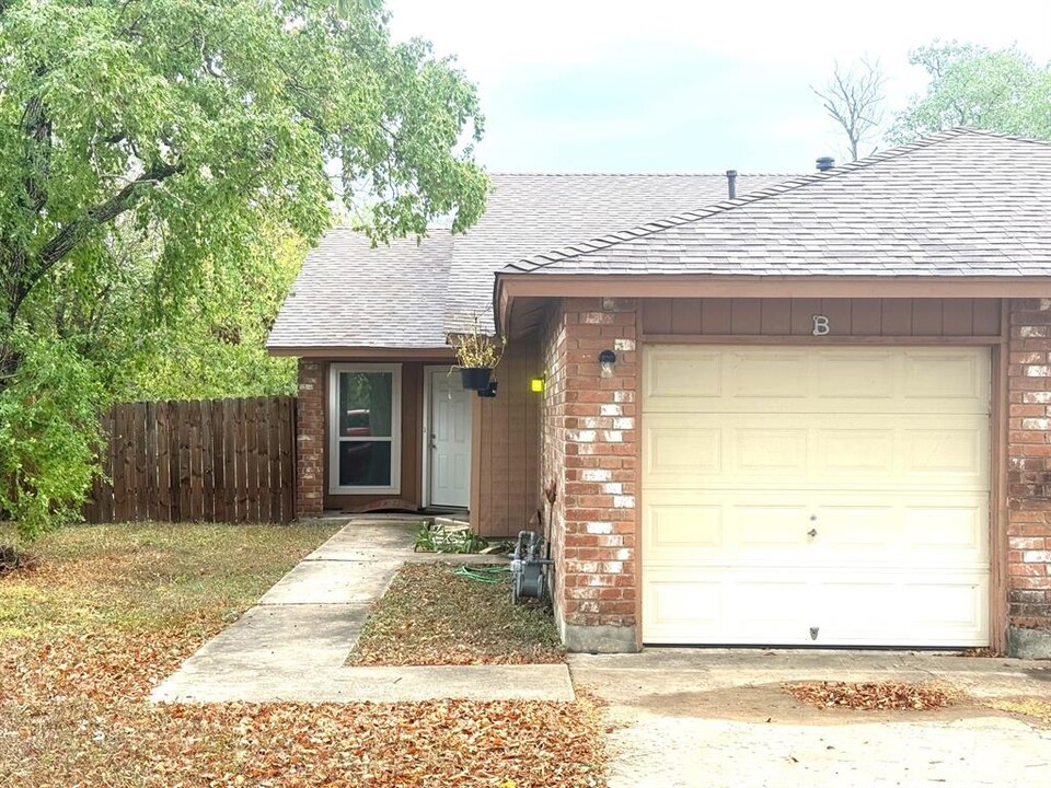 108 Mockingbird Ln in Lockhart, TX - Building Photo