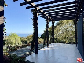 401 Nicholas Ln in Santa Barbara, CA - Building Photo