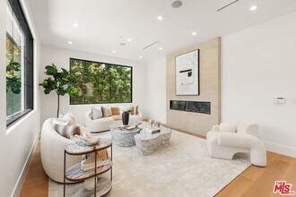 2565 Patricia Ave in Los Angeles, CA - Foto de edificio - Building Photo