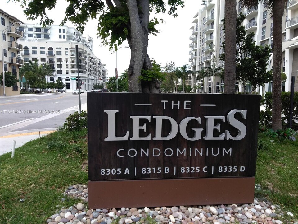 8325 SW 72nd Ave in Miami, FL - Building Photo