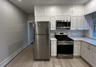 158 Holland St, Unit 1 in Somerville, MA - Foto de edificio - Building Photo