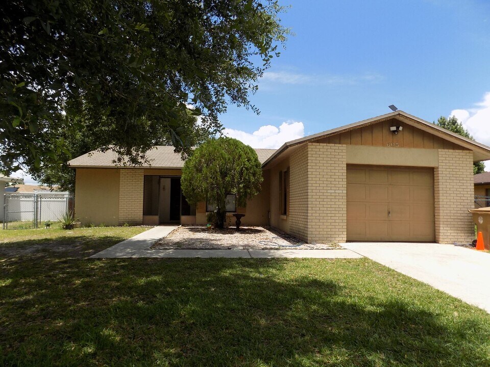 605 Estrada Ln in Kissimmee, FL - Building Photo