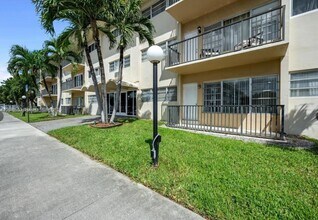1400 NE 169th St in Miami, FL - Building Photo - Building Photo