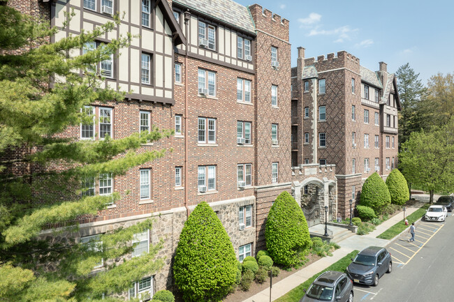 Tudor Hall in Englewood, NJ - Foto de edificio - Building Photo