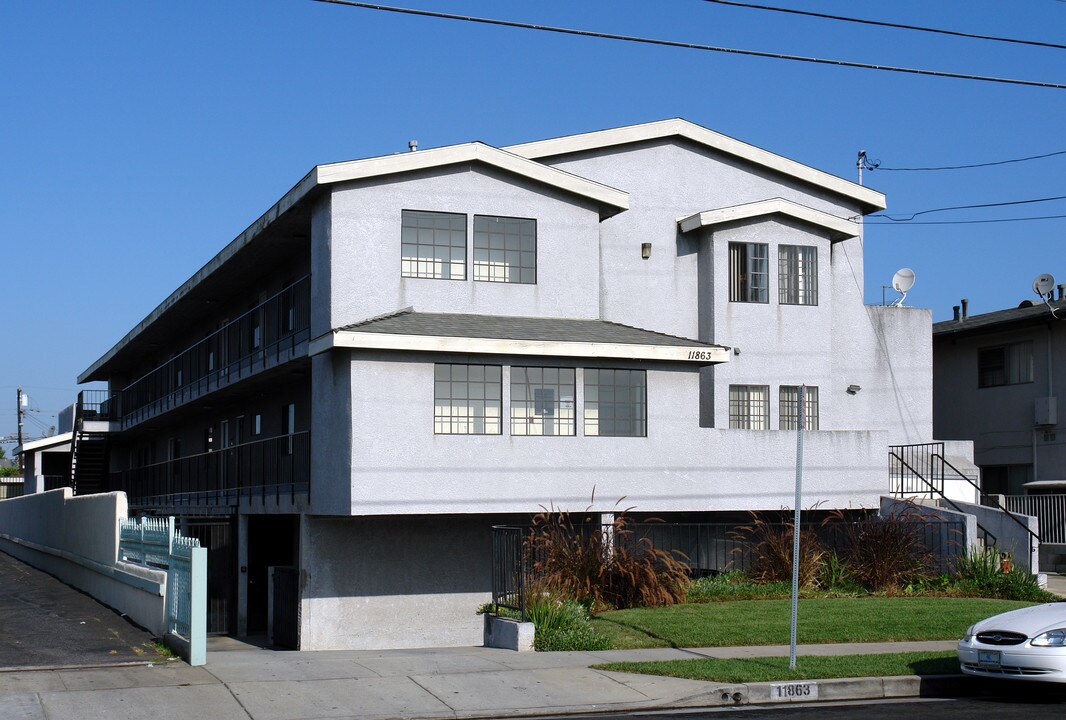 11863 Grevillea Ave in Hawthorne, CA - Building Photo