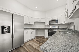 890 Clinton Springs Ave in Cincinnati, OH - Building Photo - Building Photo