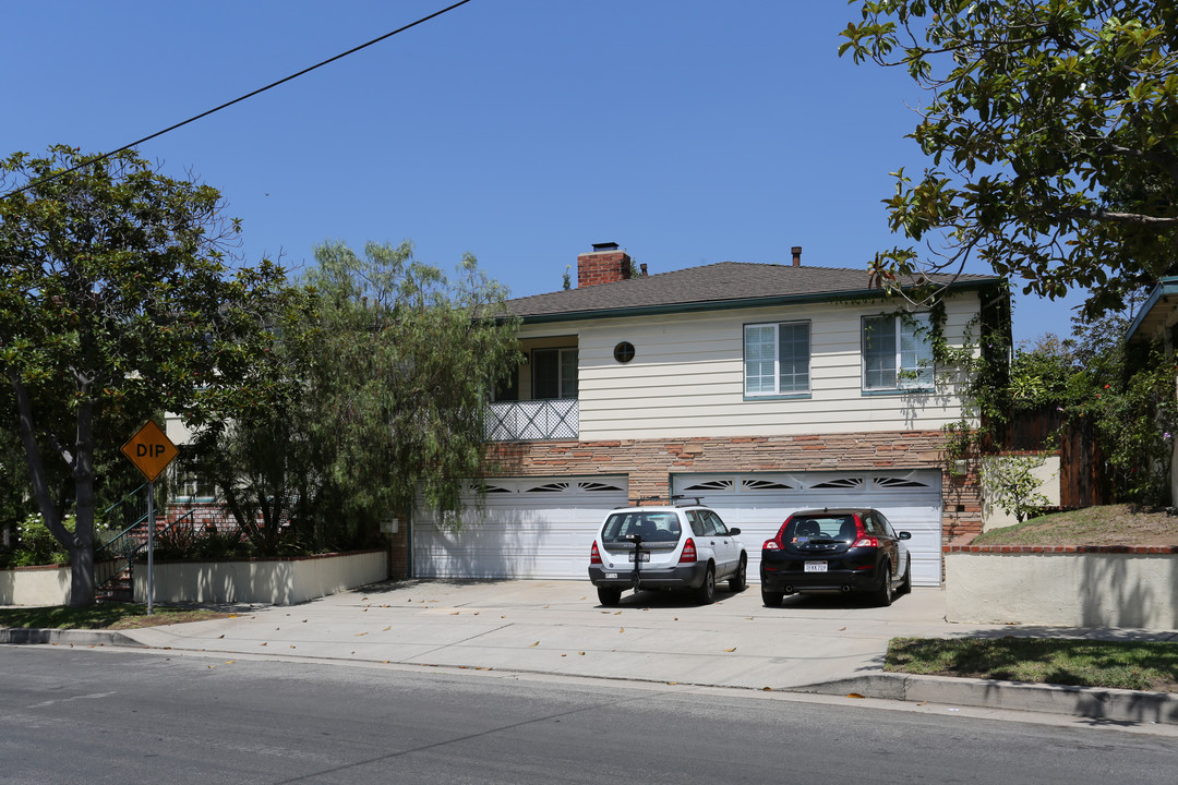 10949 Massachussetts Ave in Los Angeles, CA - Building Photo