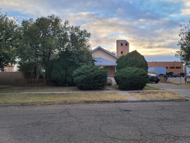 312 S Avenue B in Portales, NM - Foto de edificio - Building Photo