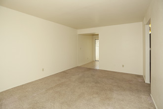 Courtyard Cottages[OLD] in Sacramento, CA - Building Photo - Interior Photo