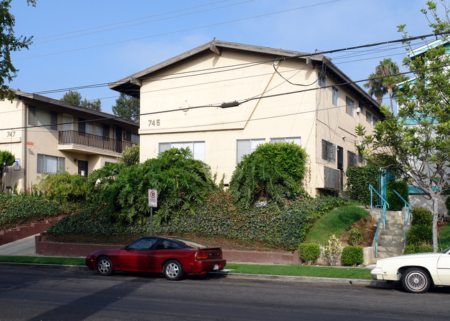 745-747 Venice Way in Inglewood, CA - Building Photo - Building Photo