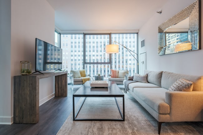 211 W Hubbard St in Chicago, IL - Building Photo - Building Photo