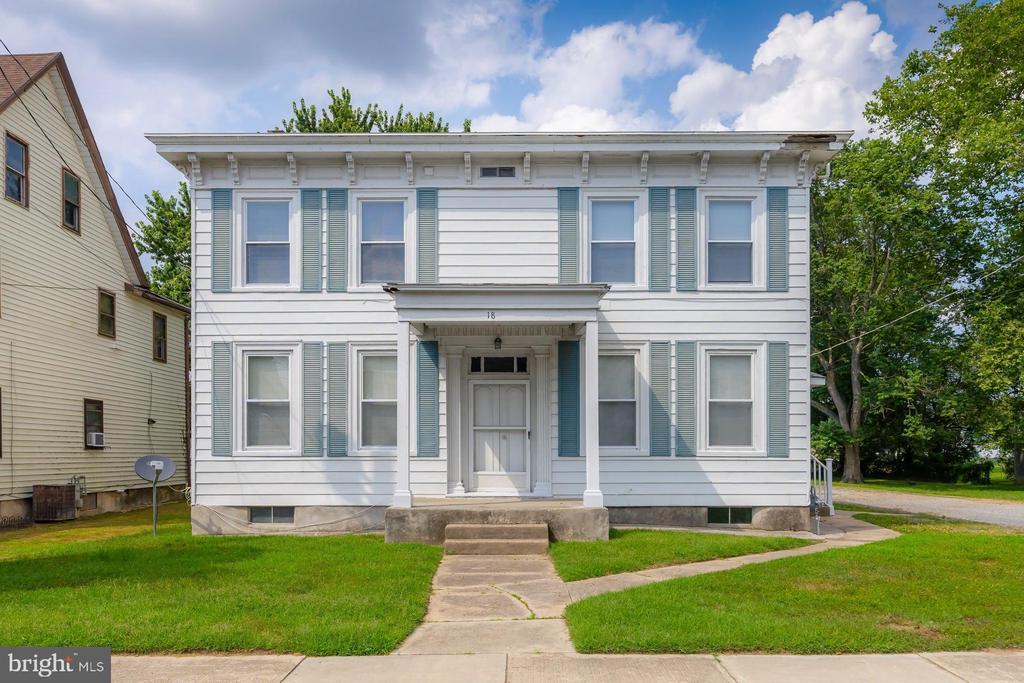 18 Main St in Pennsville, NJ - Building Photo