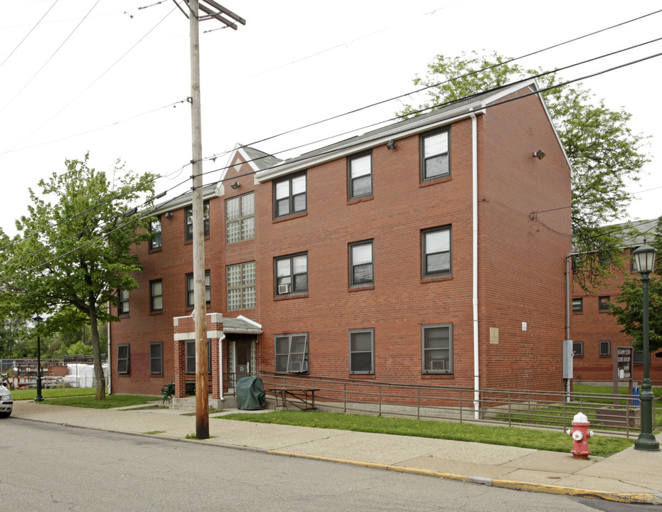 Hays Manor in Mckees Rocks, PA - Building Photo