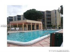 7035 NW 186th St in Hialeah, FL - Building Photo - Building Photo