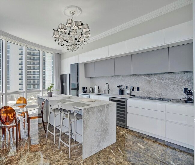 15901 Collins Ave, Unit 701 in Sunny Isles Beach, FL - Foto de edificio - Building Photo