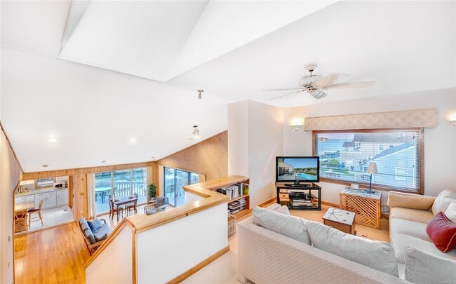 71 Romana Dr in Hampton Bays, NY - Building Photo - Building Photo