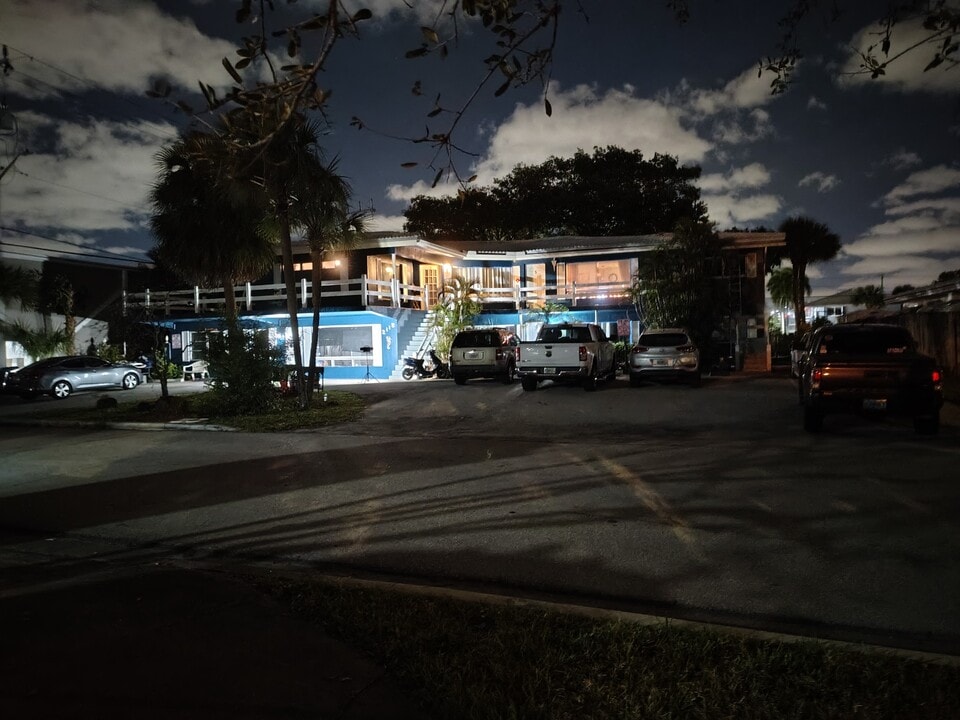 2115 NE 37th St, Unit 4 in Fort Lauderdale, FL - Building Photo