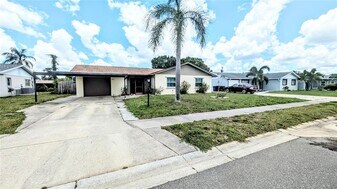5417 Duncanwood Dr in Sarasota, FL - Building Photo