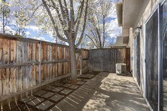 Birch Court in Fresno, CA - Foto de edificio - Building Photo