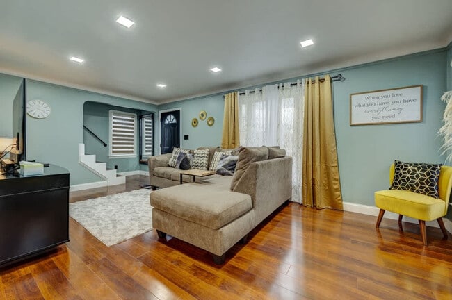 3855 Grosvenor Rd in South Euclid, OH - Building Photo - Building Photo