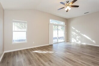 10896 Campus Heights Ln in Jacksonville, FL - Foto de edificio - Building Photo